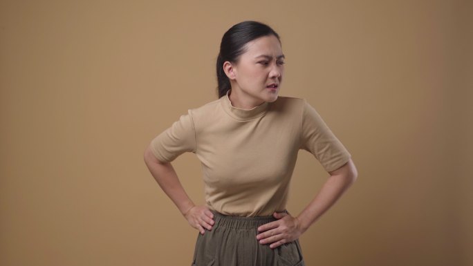 一名亚裔女性胃痛，背景是孤立的。4K视频
