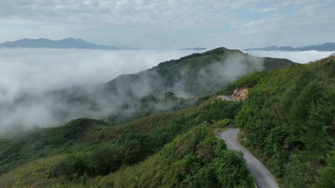 高山峻岭盘山公路拖拉机爬行