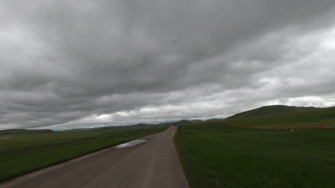 草原公路 阴雨  云朵