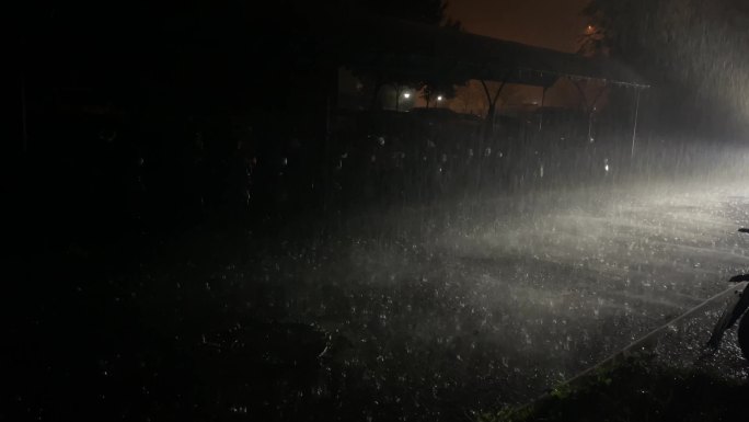 深夜暴雨