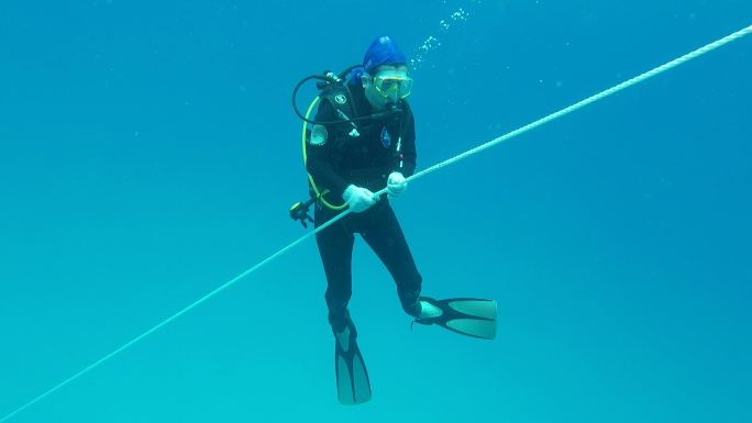 实拍大海潜水员蛙人下海潜水空镜