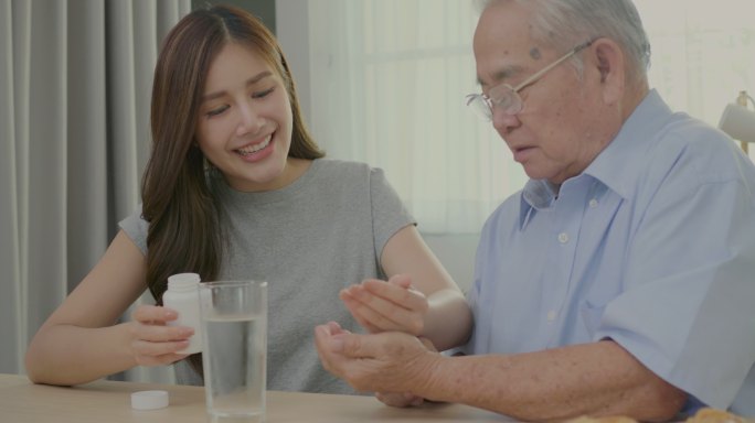 亚洲美女在家照顾残疾老人。