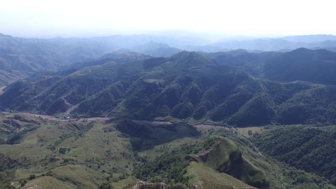 航拍越过高山