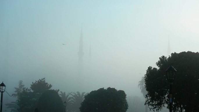 雾气弥漫的清真寺