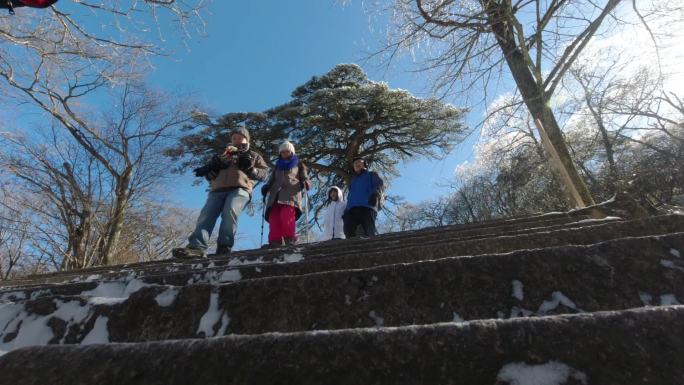 黄山冬季大量人群登山旅游延时摄影