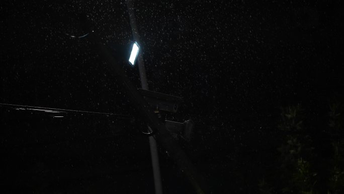 江南雨天雨夜下雨暴雨大雨台风车辆车灯城市