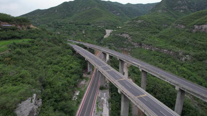 山西旅游平定旅游公路横穿高速高架4K航拍