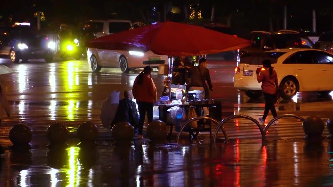 夜晚雨中回家的脚步