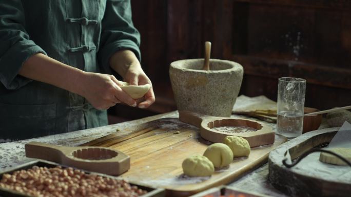 烘焙师将五仁捣碎做成馅料