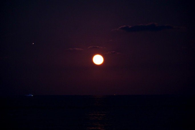 八月十五月亮升起的延时海上升明月