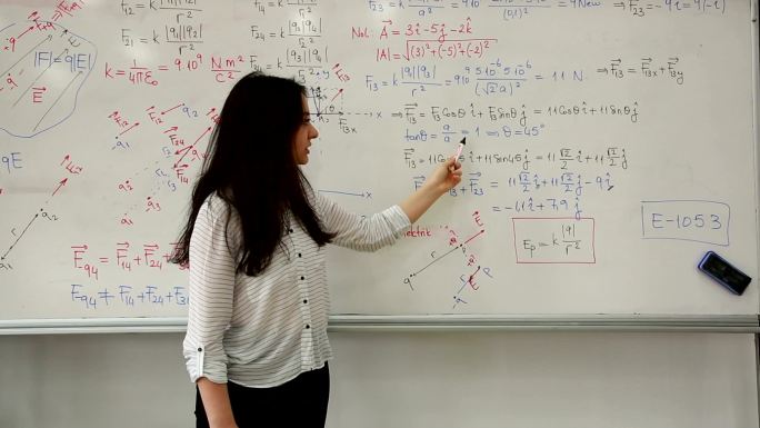 女学生在白板前写数学公式