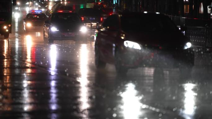 江南城市雨天雨夜下雨大雨车辆车灯暴雨道路