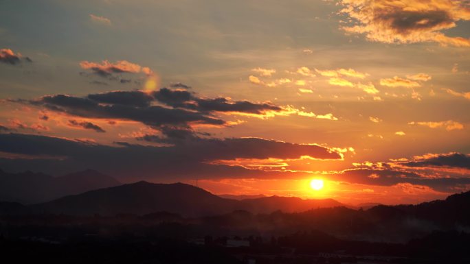 山日出延时早上天空阳光云朵山峰太阳升起来