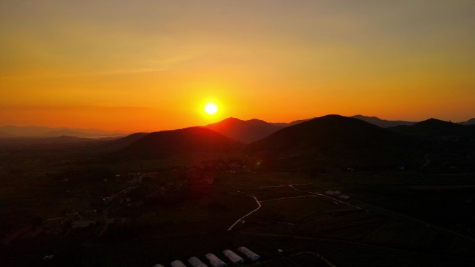 登高远望山村落日