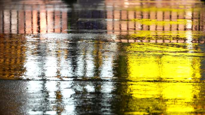 城市雨夜下雨道路路面倒影车辆灯光行驶实拍