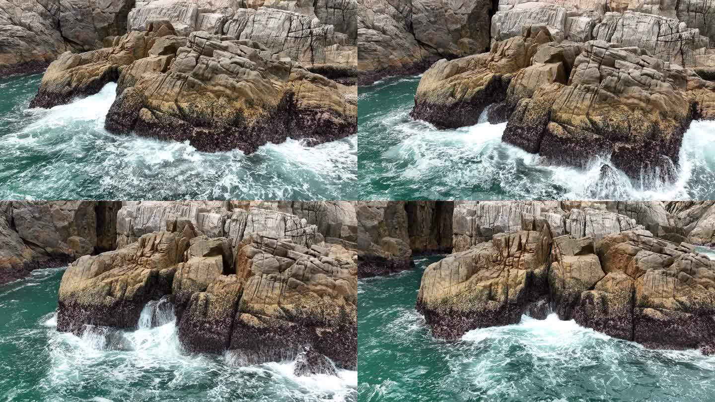海浪溅在岩石上
