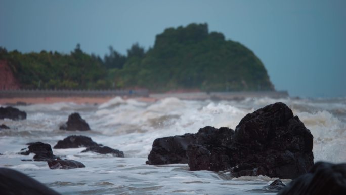 海浪拍岸