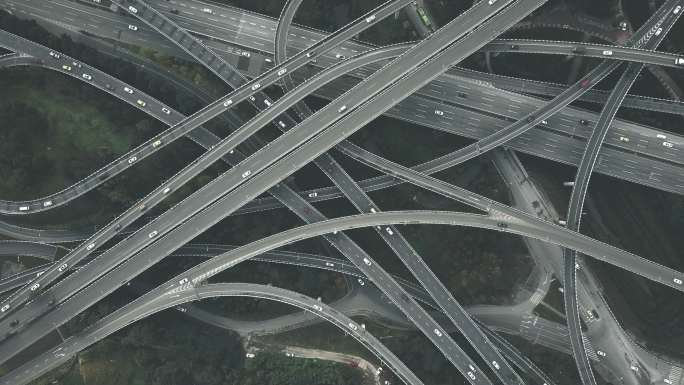 复杂立交桥和繁忙交通的鸟瞰图