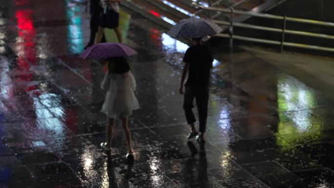 江南雨天雨夜下雨大雨雨伞女孩背影实拍素材