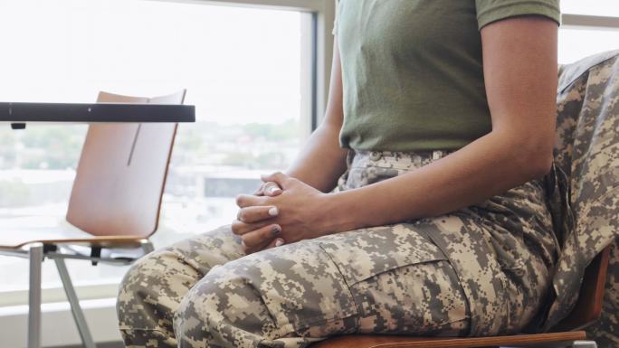 一名女士兵在治疗期间讨论了一些事情