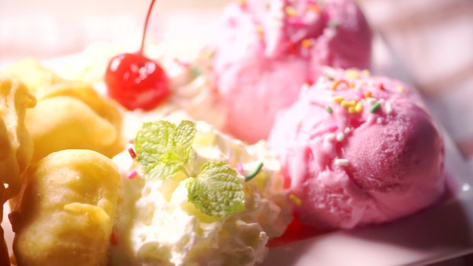 一碗美味的草莓冰淇淋，上面有新鲜樱桃和五颜六色的点缀。