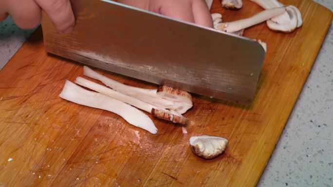 清洗松茸切松茸片洗蘑菇切蘑菇