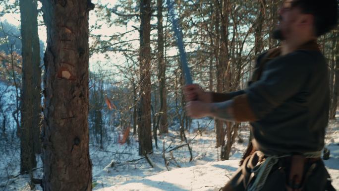 中世纪的战士在冬天在森林里为战争做准备
