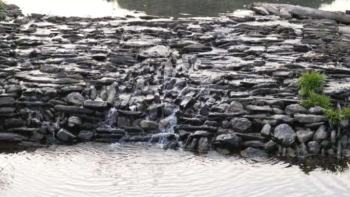 溪滩石堆中的溪流