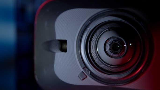 4K分辨率相机和镜头变焦，镜头特写。应急灯。
