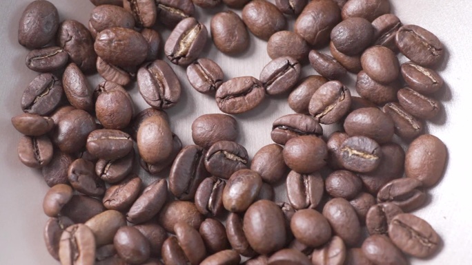 咖啡豆落下慢动作咖啡豆特写