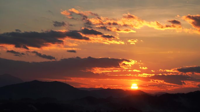 群山日落延时唯美夕阳乡村黄昏傍晚天空晚霞