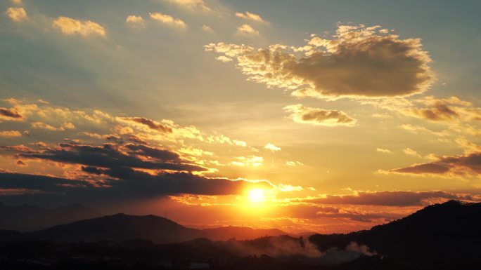 山日出延时早上天空阳光云朵山峰太阳升起来