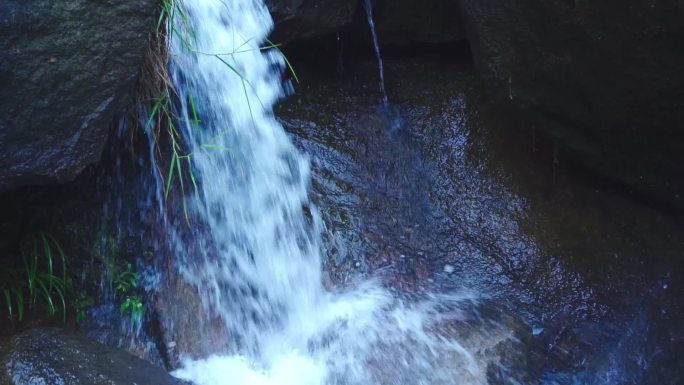 山上的瀑布河水溪流山泉河流山水