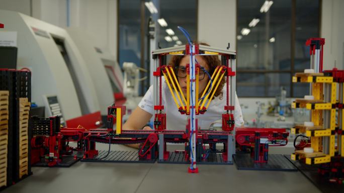 拉丁美洲工科学生，在大学的机器人课上，制造机器人