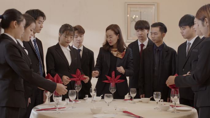 【4K阿莱】酒店管理培训红酒杯餐巾折叠