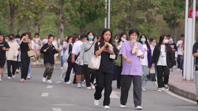 大学生上课人潮