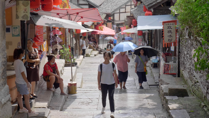 行走在青岩古镇的古石板街道上