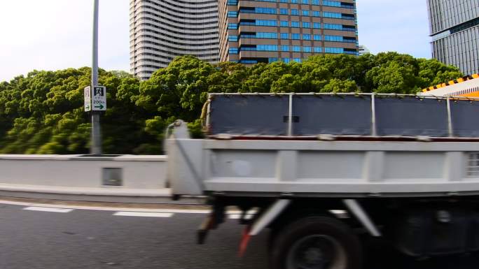 在高速公路上开车。从汽车侧面看