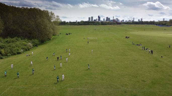 伦敦东部的哈克尼沼泽。周日联赛的主场，拥有多达82个足球场和板球场