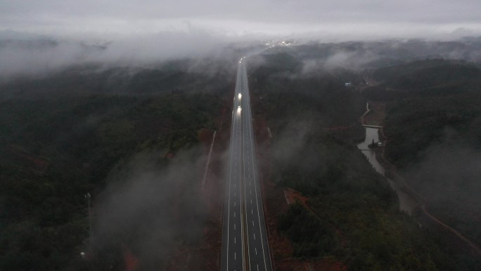 雨后农村山林云雾