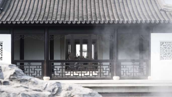 中式合院内烟雾升腾的景观池和回廊