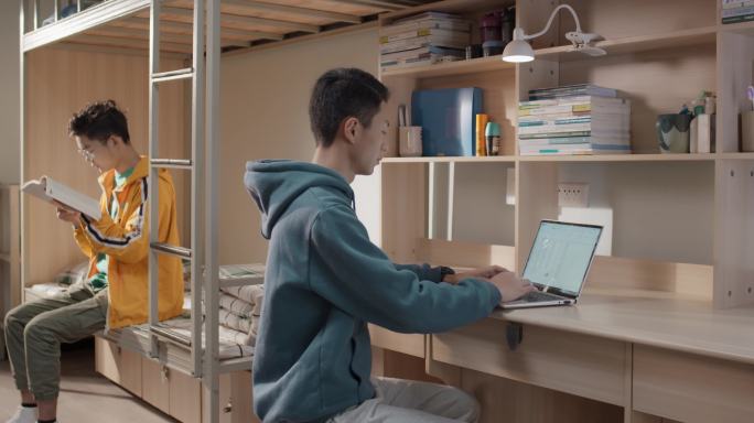 【4K阿莱】大学男生寝室看书玩电脑