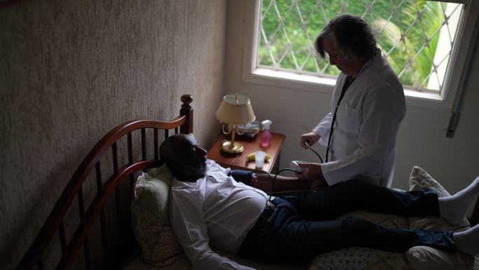 医生正在家里给一位老年病人测血压