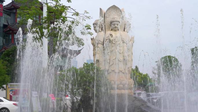 观音石雕像摆在中间的喷泉水池