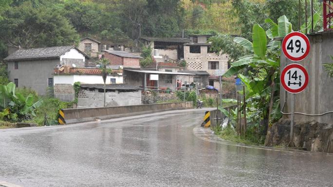 云南农村山林大山深处绿水青山阴天 大货车