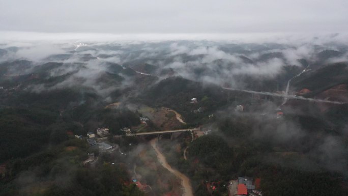 雨后农村山林云雾