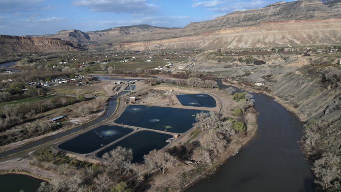 科罗拉多河流经科罗拉多州帕利塞德小城的景观，帕利塞德废水、污水处理设施