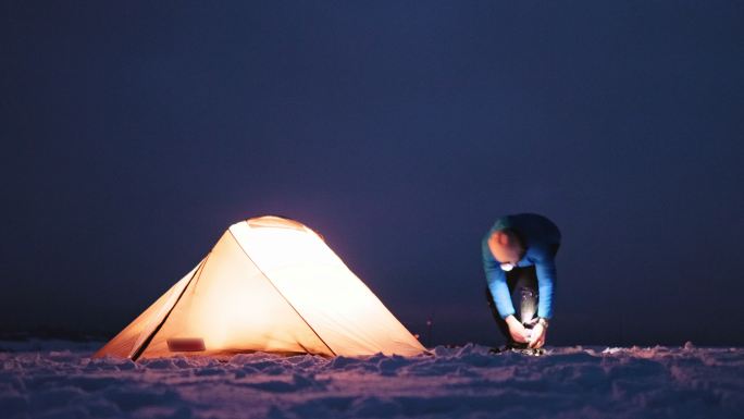成熟的旅游帐篷露营在冬季的山中独自在大自然中。