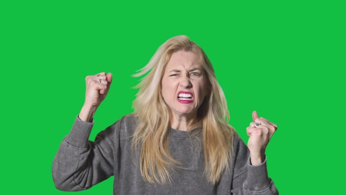 绿色屏幕上愤怒的白人妇女
