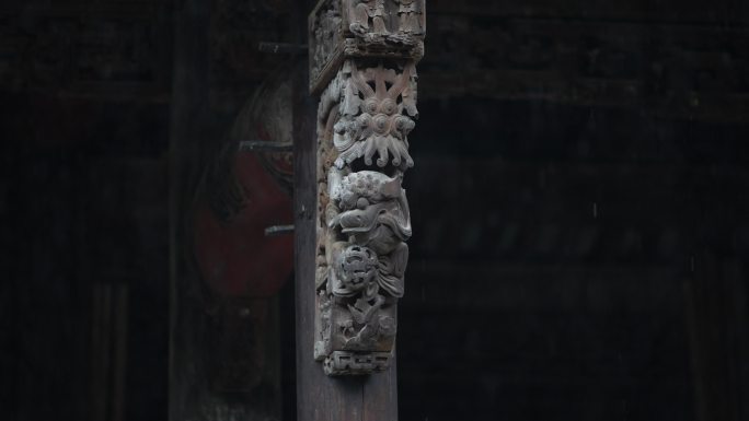 江南古建筑宗祠祠堂牛腿狮子木雕雕刻下雨天